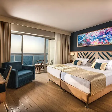 Charisma De Luxe Hotel