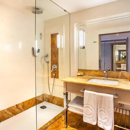 Charisma De Luxe Hotel