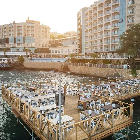 Charisma De Luxe Hotel 5*